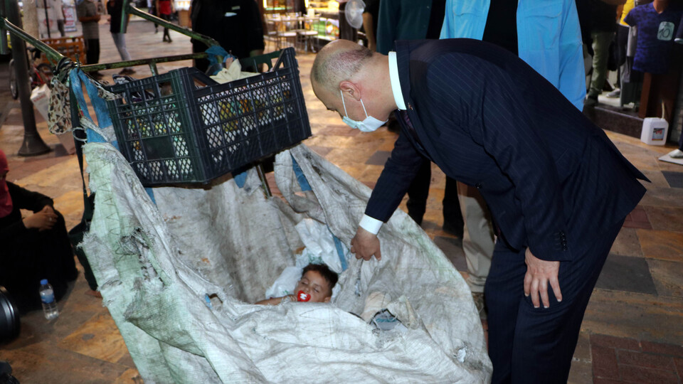 Atık toplayan 2 çocuklu Suriyeli kadına, Vali sahip çıktı