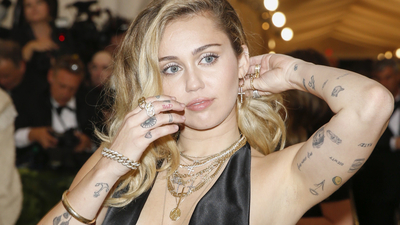 Yeni şarkısı ile geri döndü