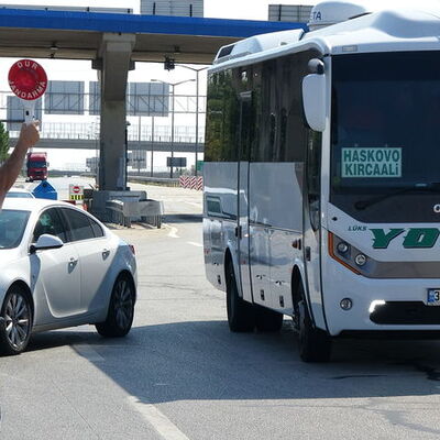 Ev karantinası vardı! Otobüsten çıktı!