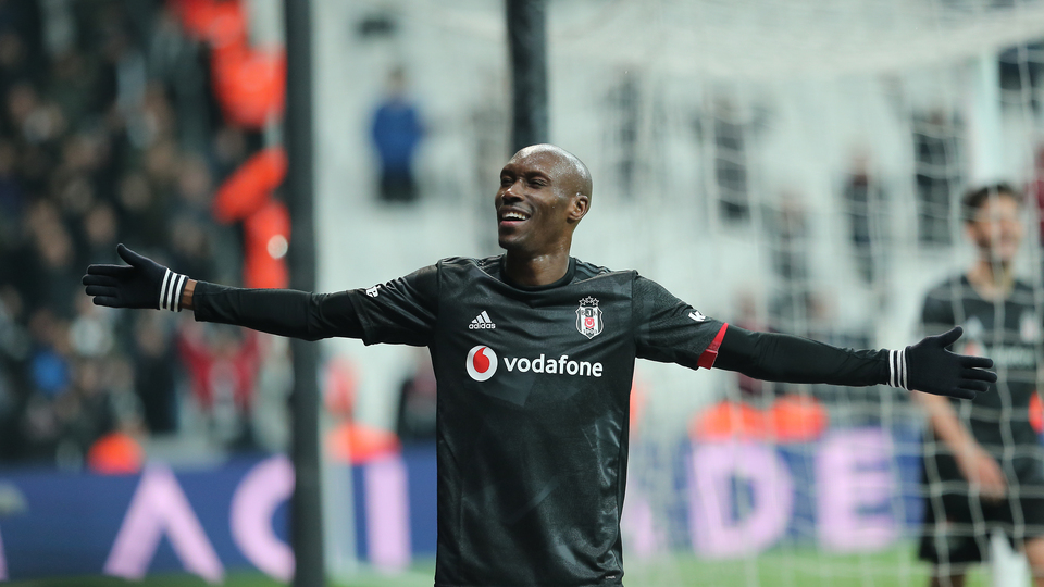 Atiba 1 yıl daha Beşiktaş'ta