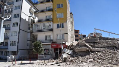 Yıkımı yapılan 6 katlı bina çöktü yan bina hasar gördü