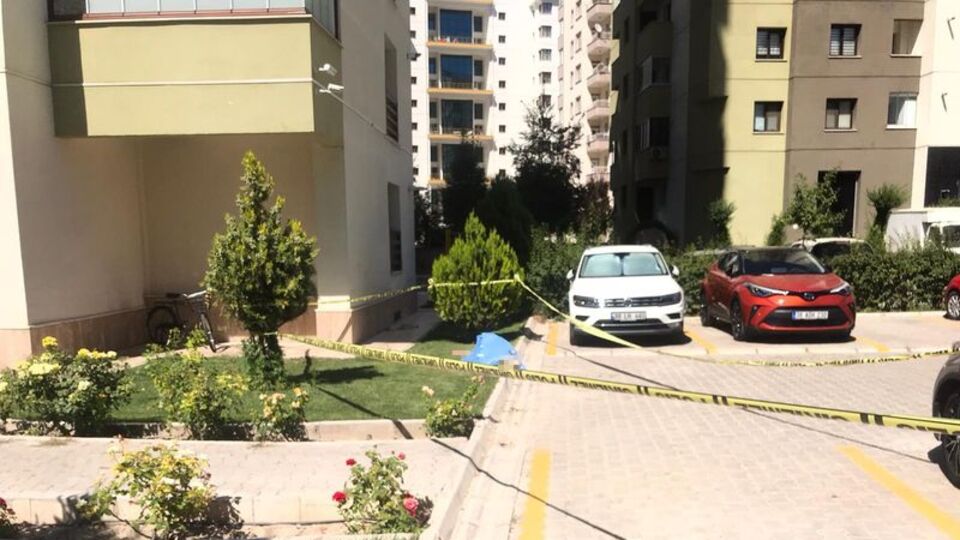 21 yaşındaki genç 13'üncü kattan düştü