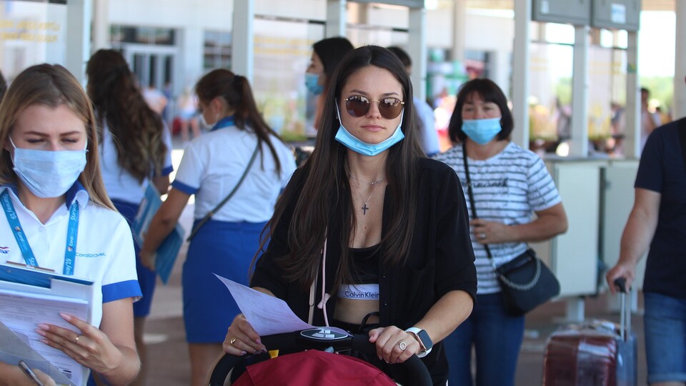 Antalya'ya gökten Rus yağdı