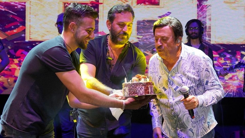 Doğum gününü sahnede kutladı