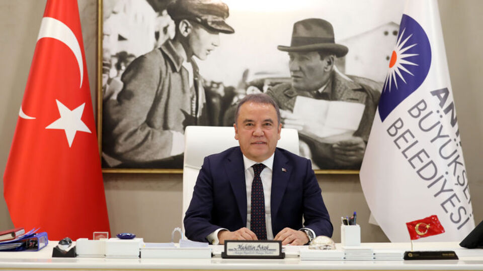 Muhittin Böcek kimdir?