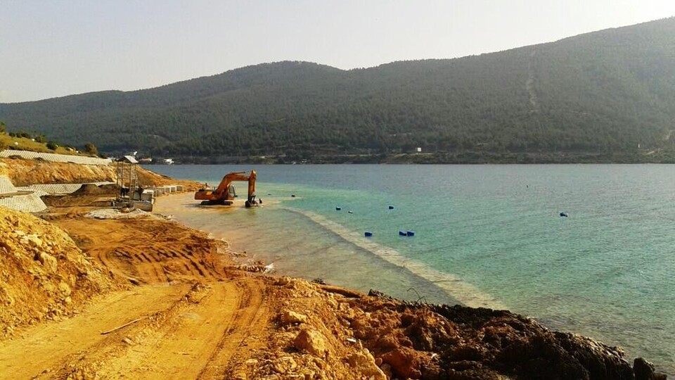 Bodrum'da kaçak yapılar denize kadar indi!