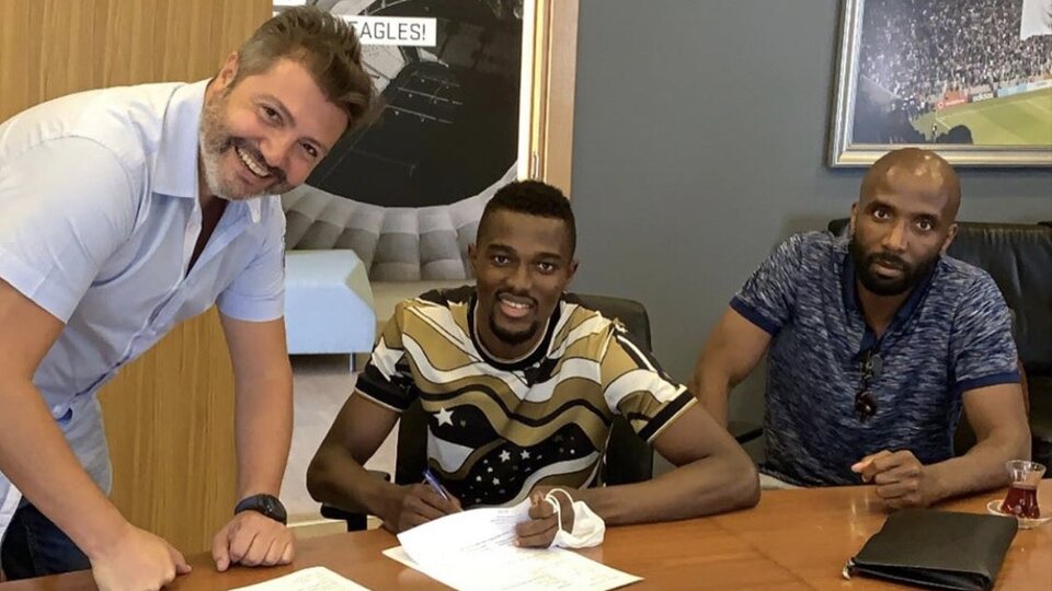 Mensah imzayı attı