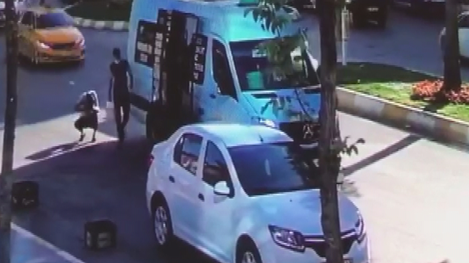 Fazla yolcu minibüsün camını kırdı!