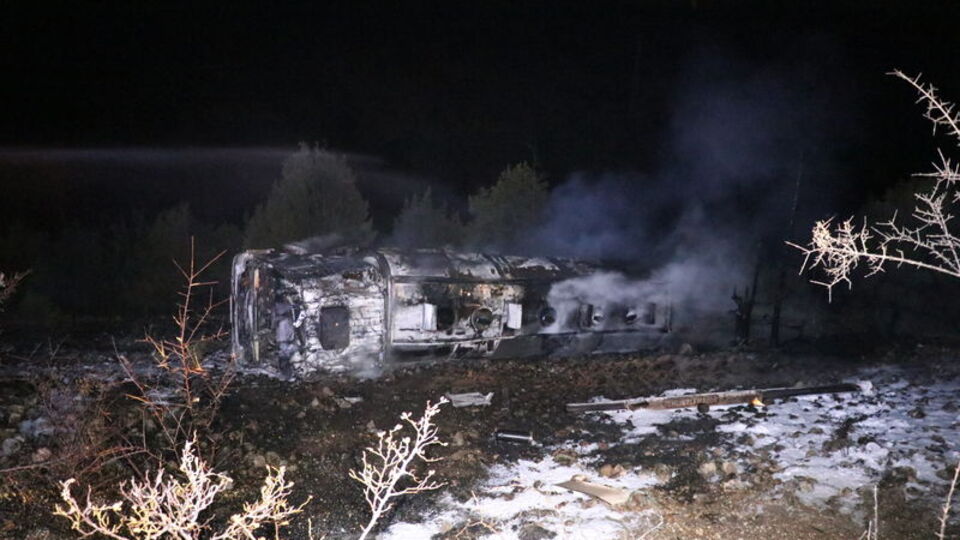 Devrilen akaryakıt tankeri patladı!