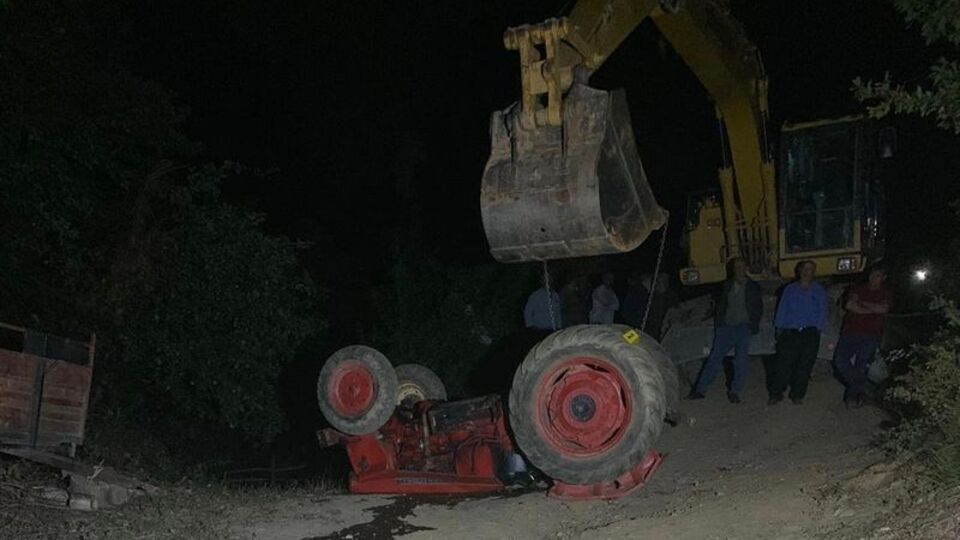 Devrilen traktörün altında kalan sürücü öldü