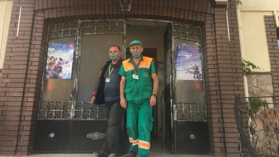 Kaldırımda buldu! 100 bin TL'den fazlaydı!