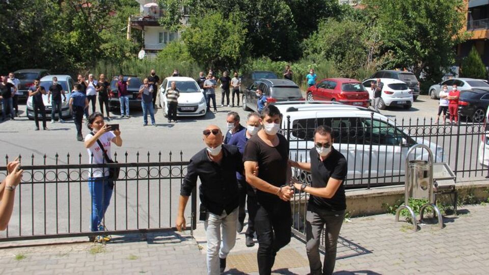 Katil adliyeye gelişinde alkışlandı