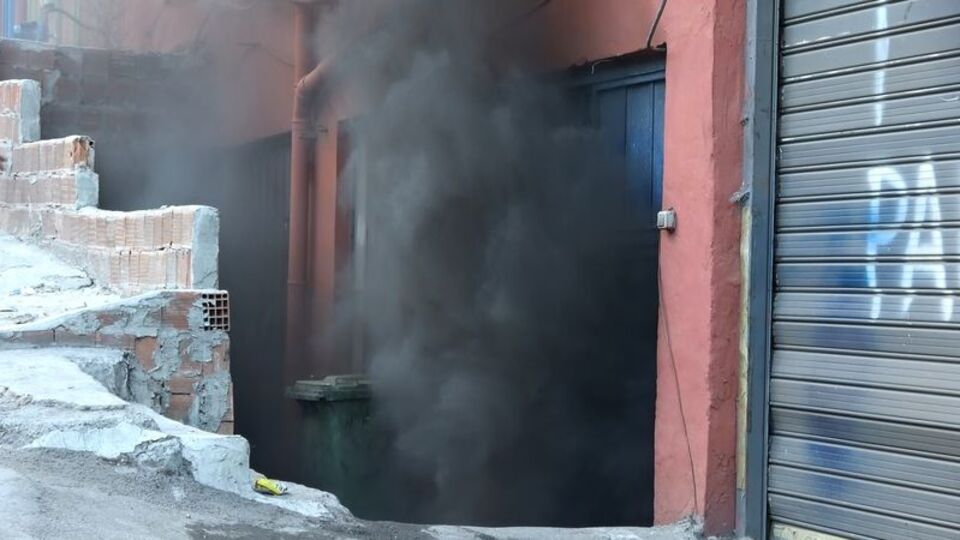 Sultangazi'de korkutan yangın