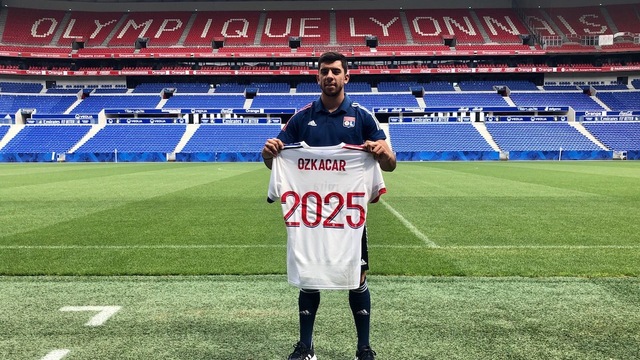 Lyon, Cenk Özkacar'ı transfer etti