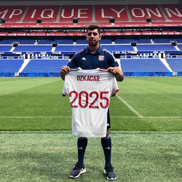 Lyon, Cenk Özkacar'ı transfer etti