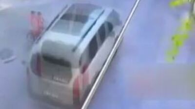 Bisikletiyle bir anda yola fırladı!