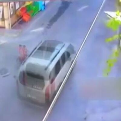 Bisikletiyle bir anda yola fırladı!