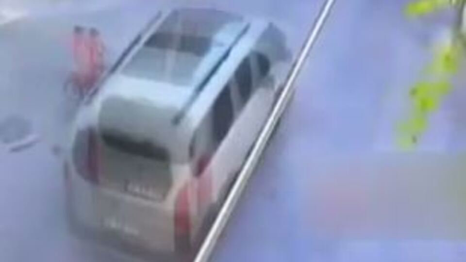 Bisikletiyle bir anda yola fırladı!