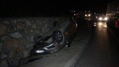 Otomobil, TIR'dan düşen demirlere çarptı: 3 yaralı