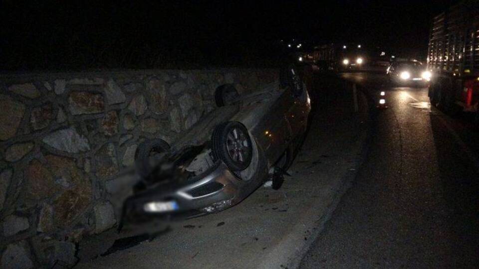 Otomobil, TIR'dan düşen demirlere çarptı: 3 yaralı