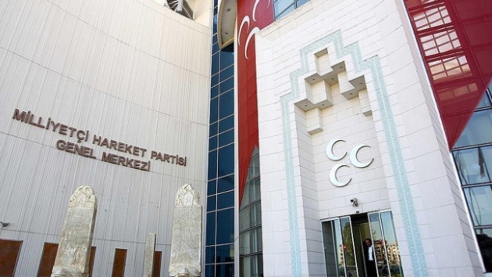 MHP'de 8 ilçe başkanı görevden alındı