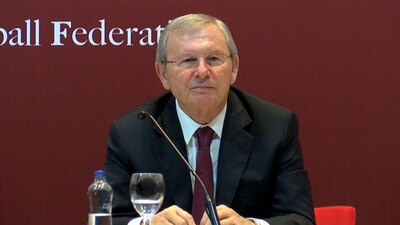 Zekeriya Alp istifa etti