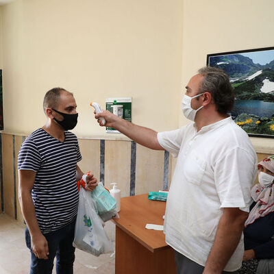 Apartman yöneticisi binayı karantinaya aldı!