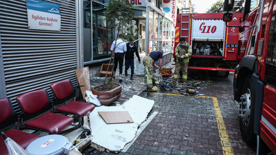Hastanenin asma tavanı çöktü: 3 yaralı