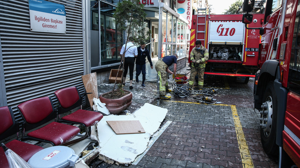 Hastanenin asma tavanı çöktü: 3 yaralı