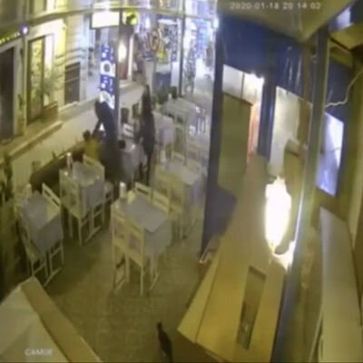 Restoranda kadına uçan tekme!