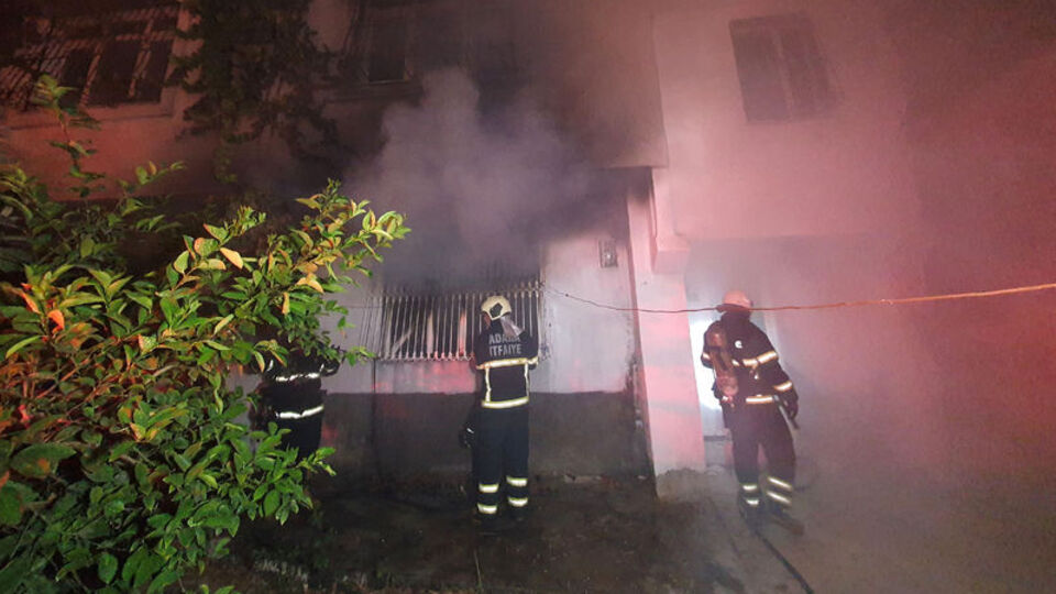 Pencereden girdikleri evi yaktılar