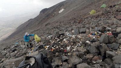 Ağrı Dağı'nın dorukları çöplüğe döndü!