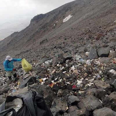 Ağrı Dağı'nın dorukları çöplüğe döndü!