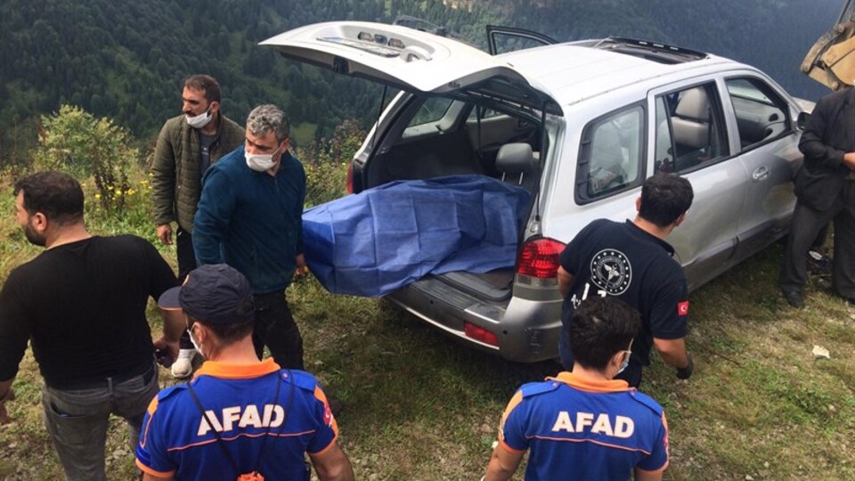 Park halindeki araç uçuruma düştü