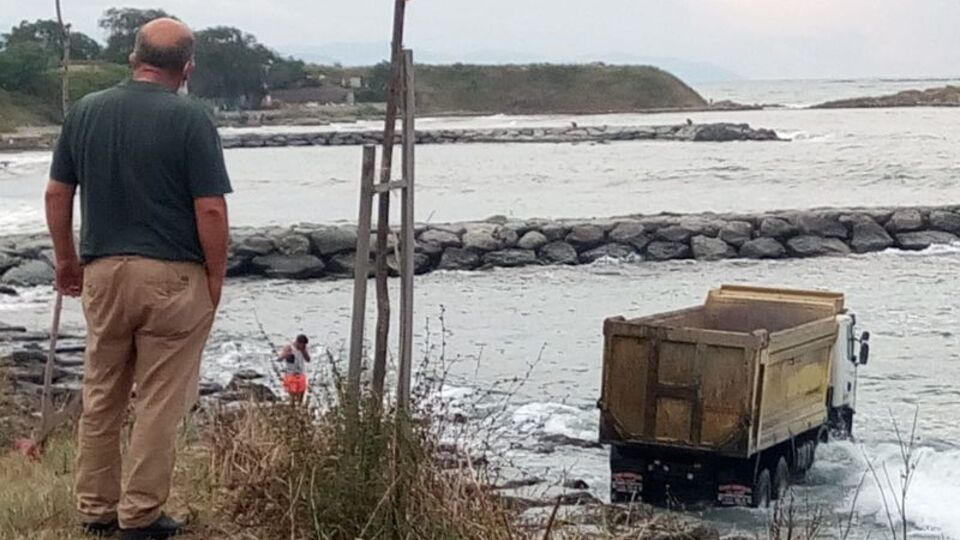 Trabzon'da hafriyat kamyonu denize uçtu