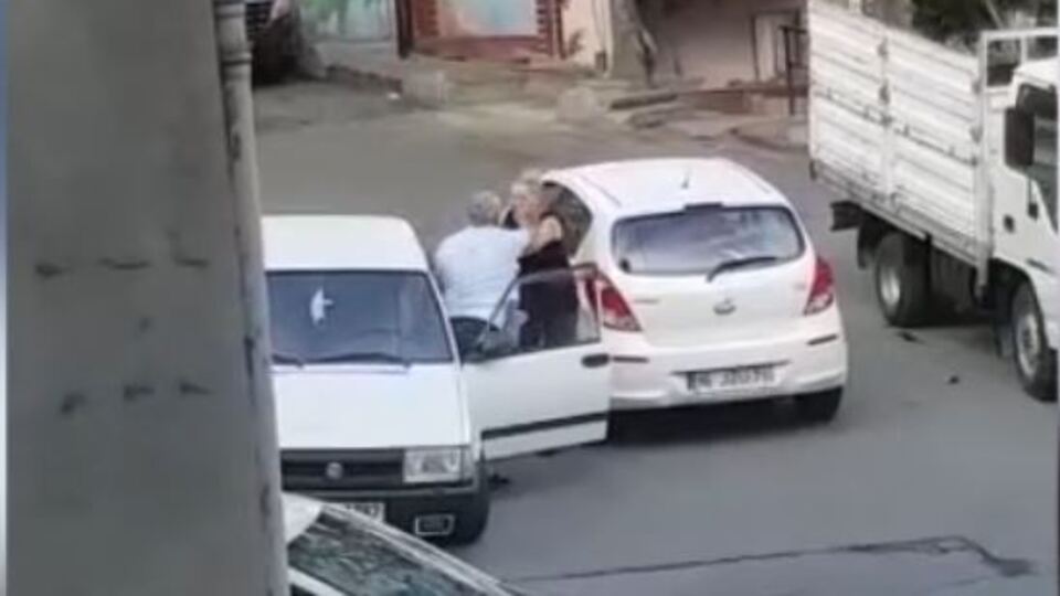 Kadın sürücüye vurunca misliyle karşılık aldı!