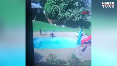 Havuza düşen çocuğu arkadaşı böyle kurtardı