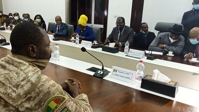 Batı Afrikalı liderler Mali'de devrik lider Keita ve darbecilerle görüştü