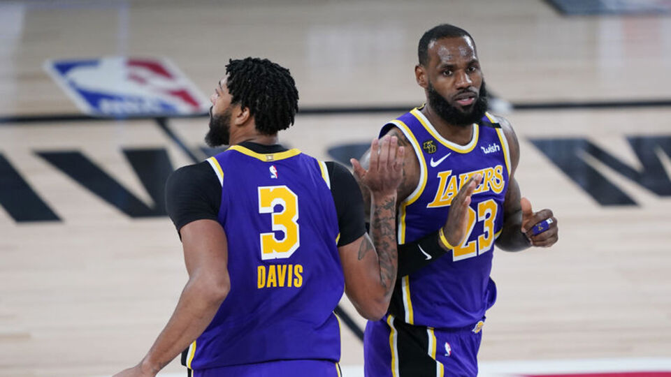 Lakers ve Bucks, öne geçti