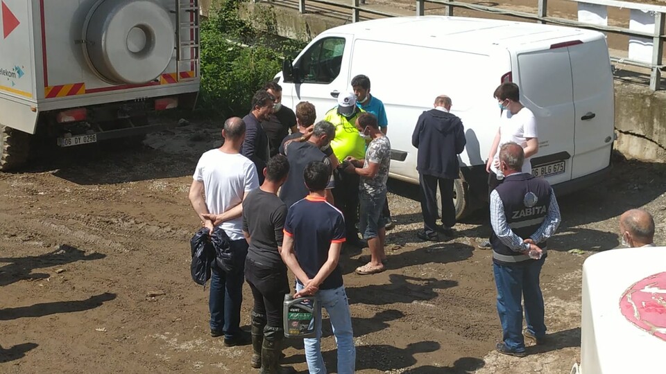 Selde buldukları fındık çuvalını çalmak istediler!