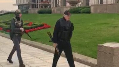 Lukaşenko, elinde silahla başkanlık konutunda!
