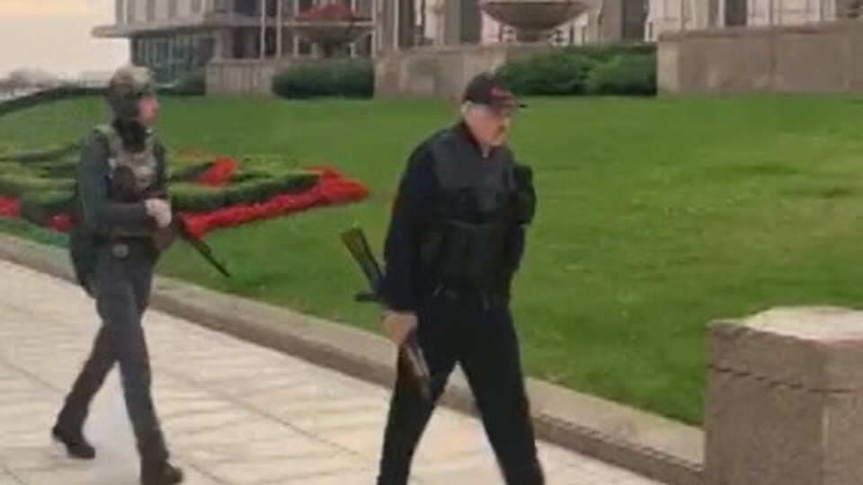 Lukaşenko, elinde silahla başkanlık konutunda!
