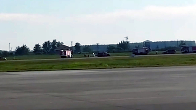 Tek motorlu uçak gövde üzerine indi!