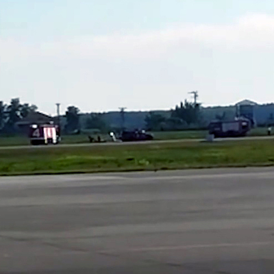 Tek motorlu uçak gövde üzerine indi!