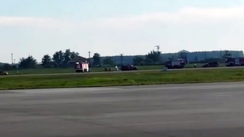 Tek motorlu uçak gövde üzerine indi!