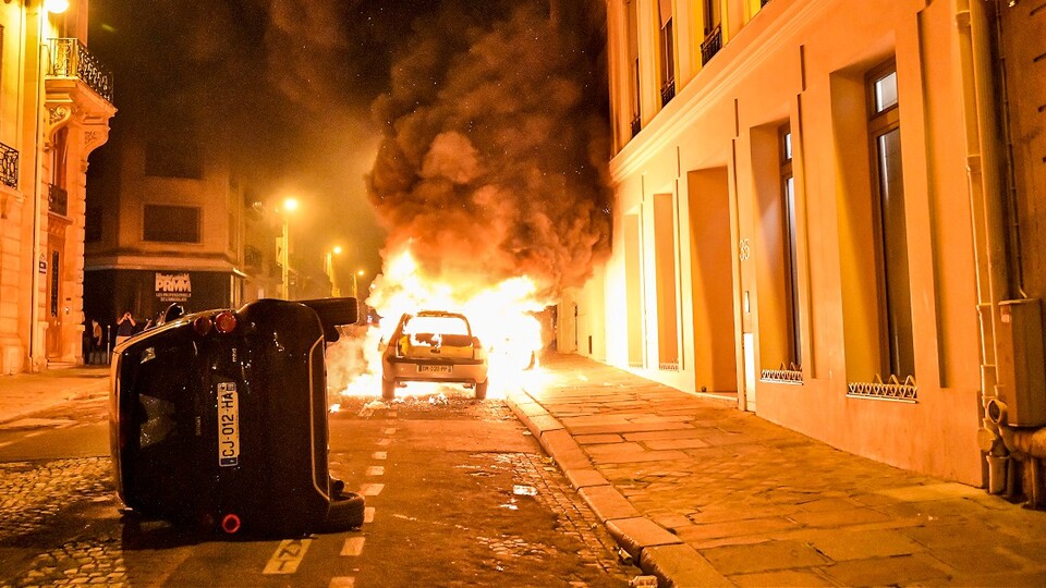 PSG-Bayern Münih finali sonrası Paris sokaklarında çatışmalar!