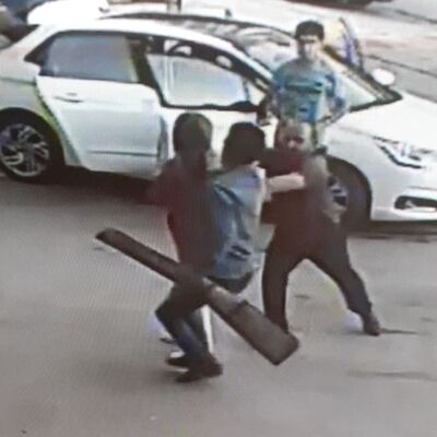 Elinde tüfek olan eski kocanın karşısına dikildi! O bir kahraman!