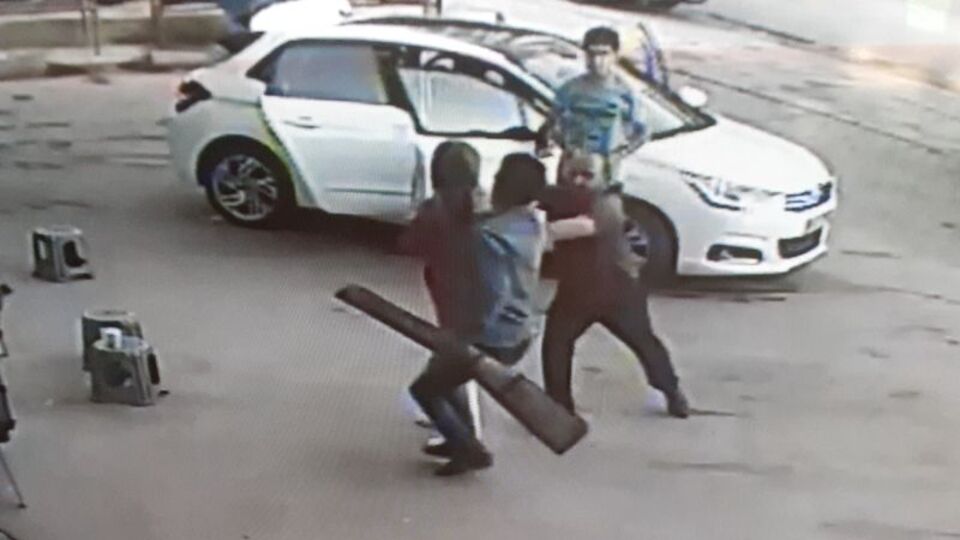 Elinde tüfek olan eski kocanın karşısına dikildi! O bir kahraman!