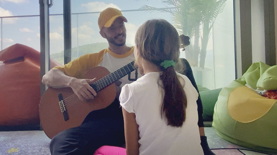 Gökhan'dan kızına özel konser