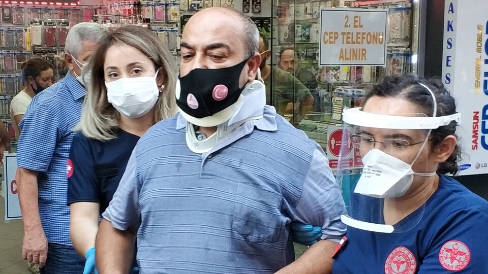 Sokakta yürürken kafasına tabela düştü!